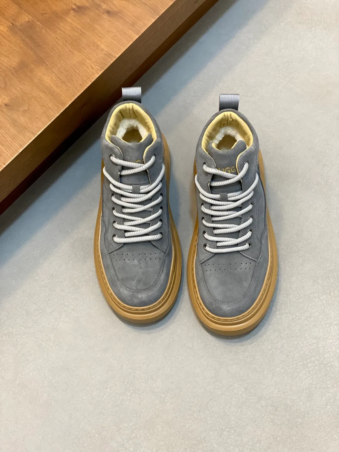 Men's shoes 💰740 UGG lace-up thick-soled sports shoes for men. Full of fashion, casual and versatile. The frosted upper is high-end without looking old-fashioned. The upper is waterproof and oil-proof, fashionable and easy to take care of. The lining is made of sheepskin. It is comfortable and warm. The upper foot is not bloated at all. Super fashionable Size: 39-44